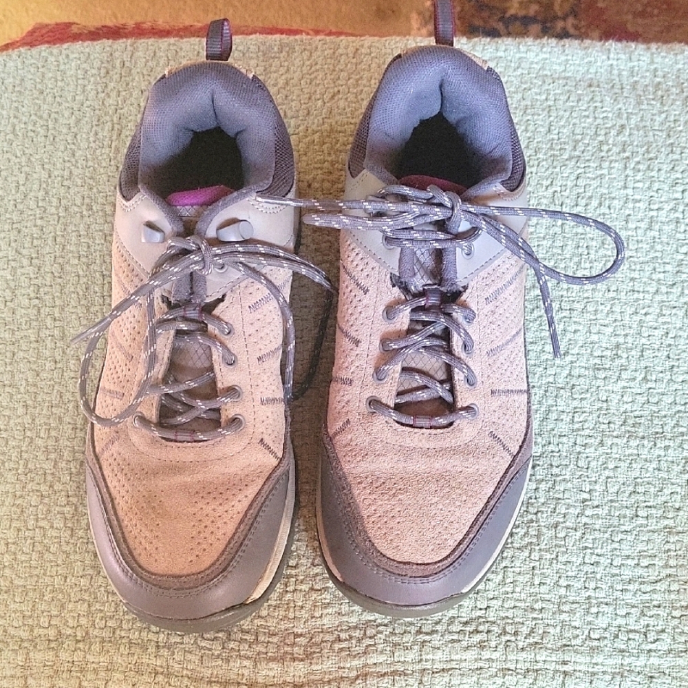 New Balance-Asorb Women's Gray Athletic Shoes Sz 10 D. Wide.